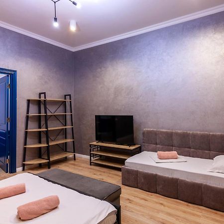 Leogrand Three Bedrooms Vip Apartments On Kniazia Romana 12 Лвив Екстериор снимка