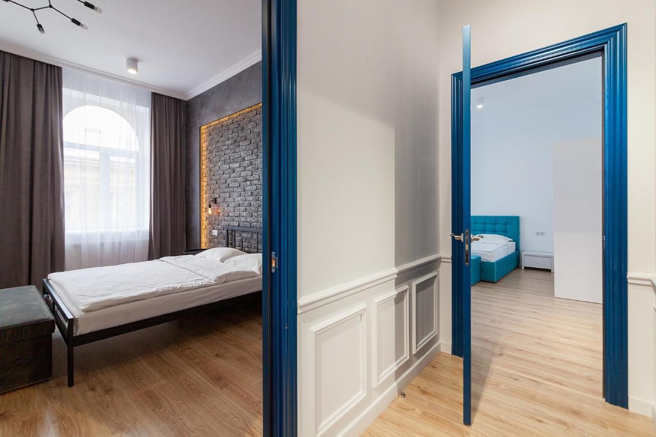 Leogrand Three Bedrooms Vip Apartments On Kniazia Romana 12 Лвив Екстериор снимка