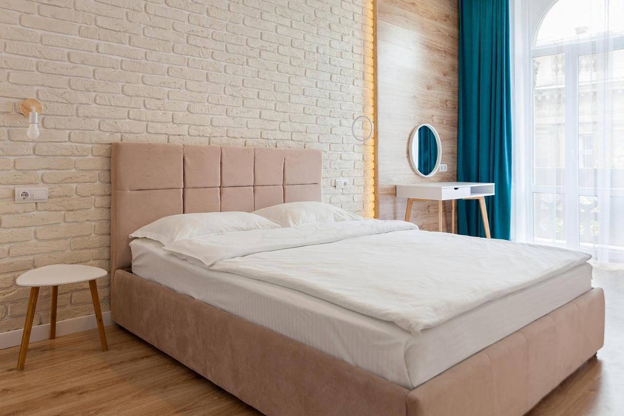 Leogrand Three Bedrooms Vip Apartments On Kniazia Romana 12 Лвив Екстериор снимка