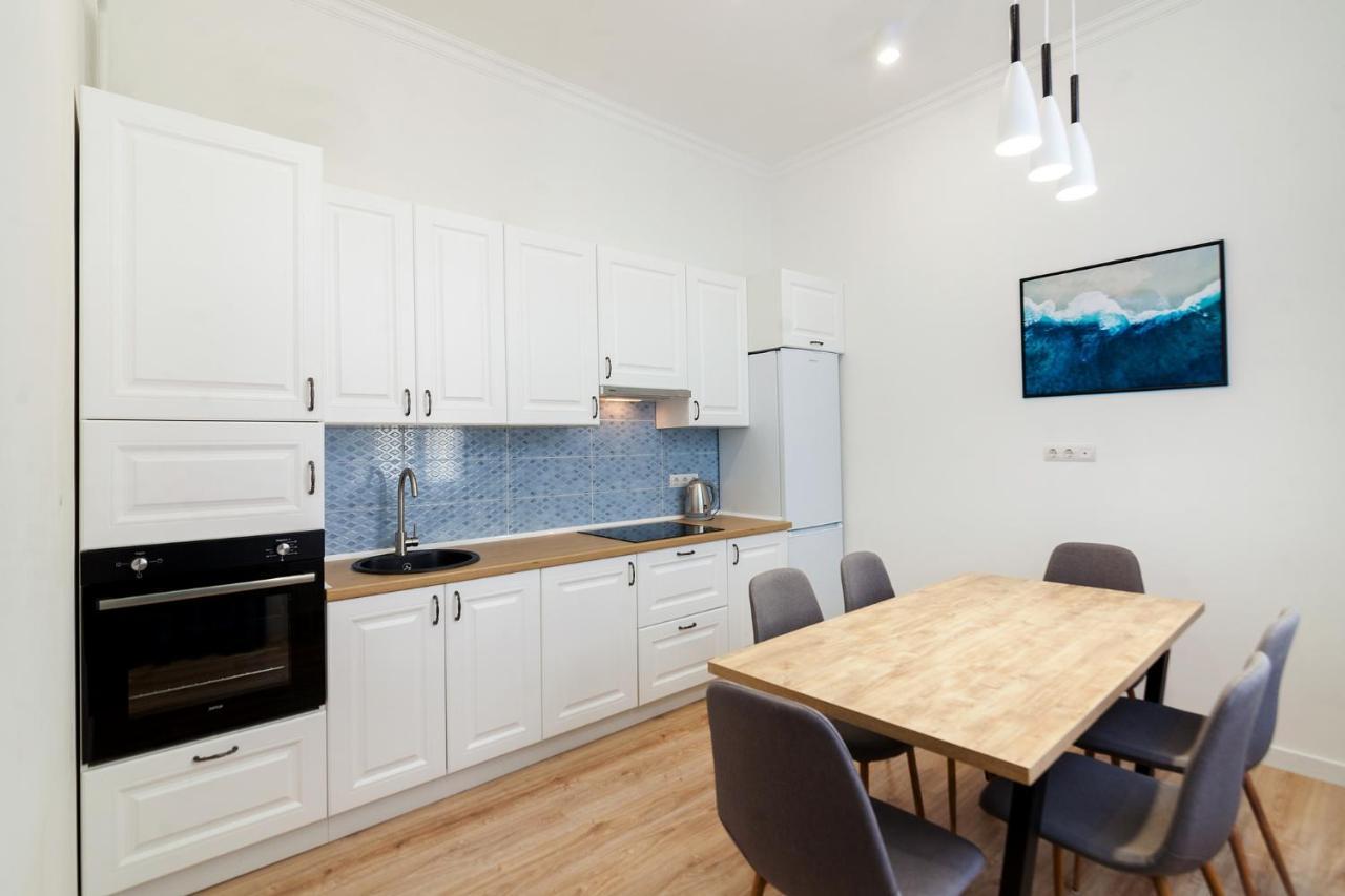 Leogrand Three Bedrooms Vip Apartments On Kniazia Romana 12 Лвив Екстериор снимка