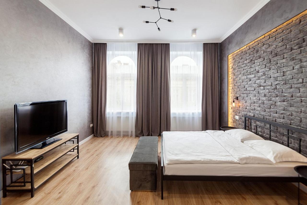 Leogrand Three Bedrooms Vip Apartments On Kniazia Romana 12 Лвив Екстериор снимка