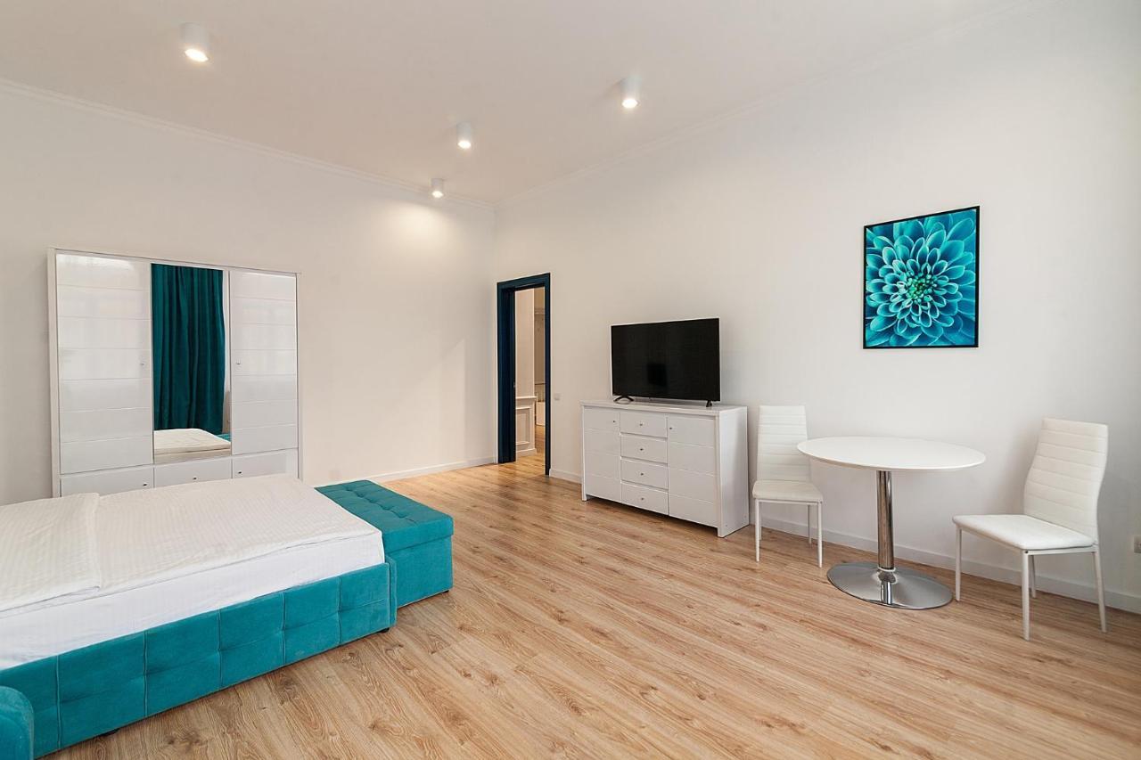 Leogrand Three Bedrooms Vip Apartments On Kniazia Romana 12 Лвив Екстериор снимка