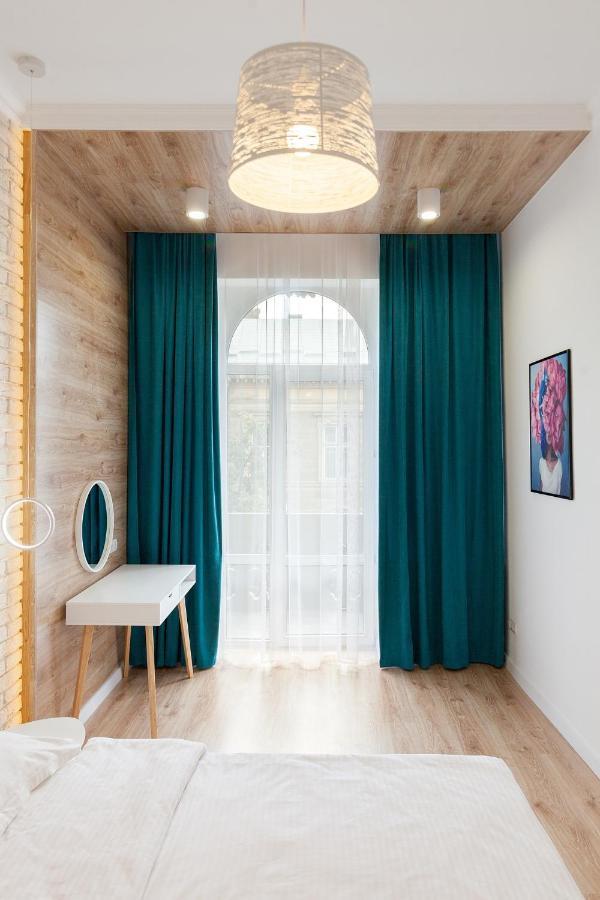 Leogrand Three Bedrooms Vip Apartments On Kniazia Romana 12 Лвив Екстериор снимка