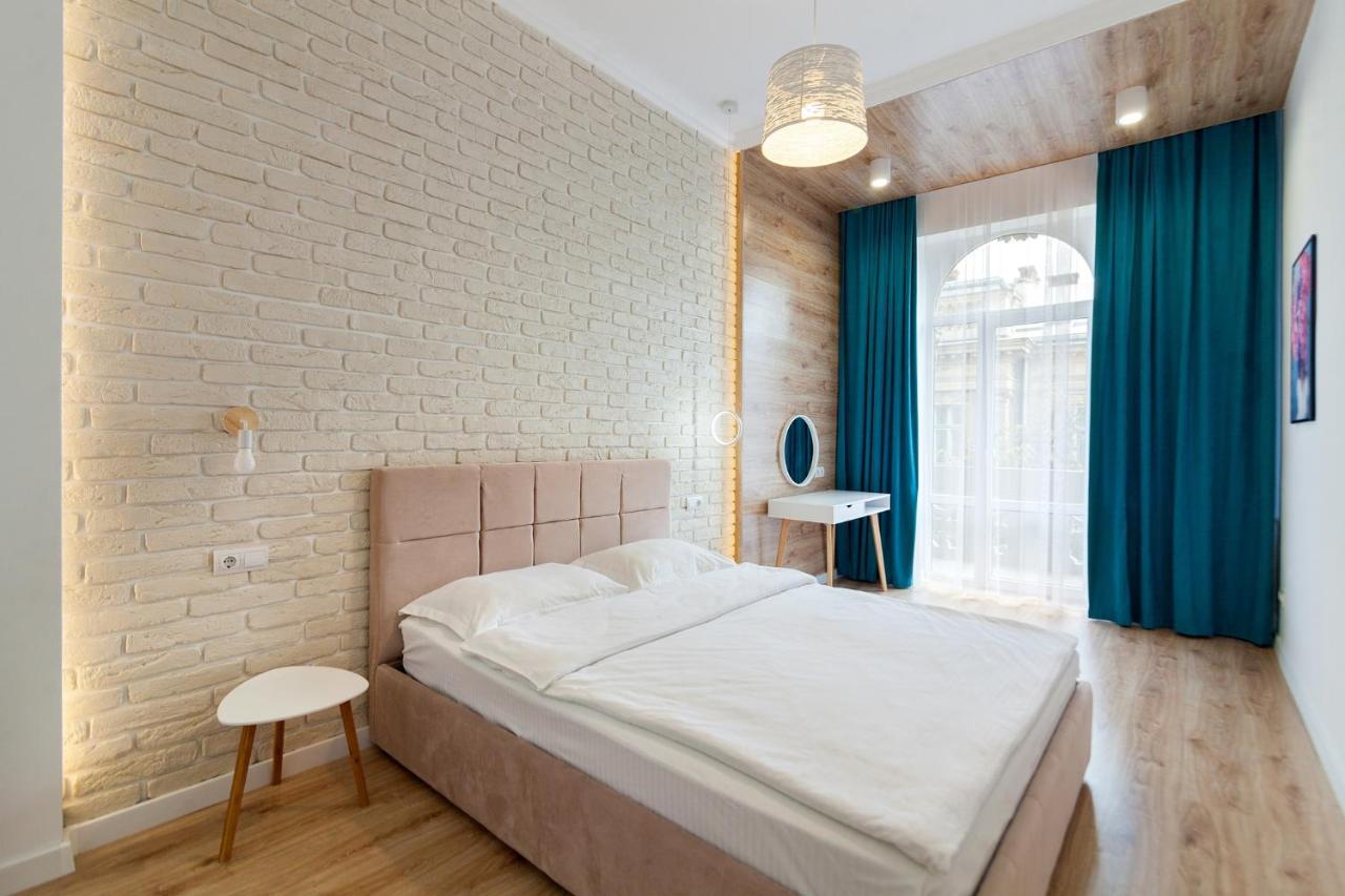 Leogrand Three Bedrooms Vip Apartments On Kniazia Romana 12 Лвив Екстериор снимка