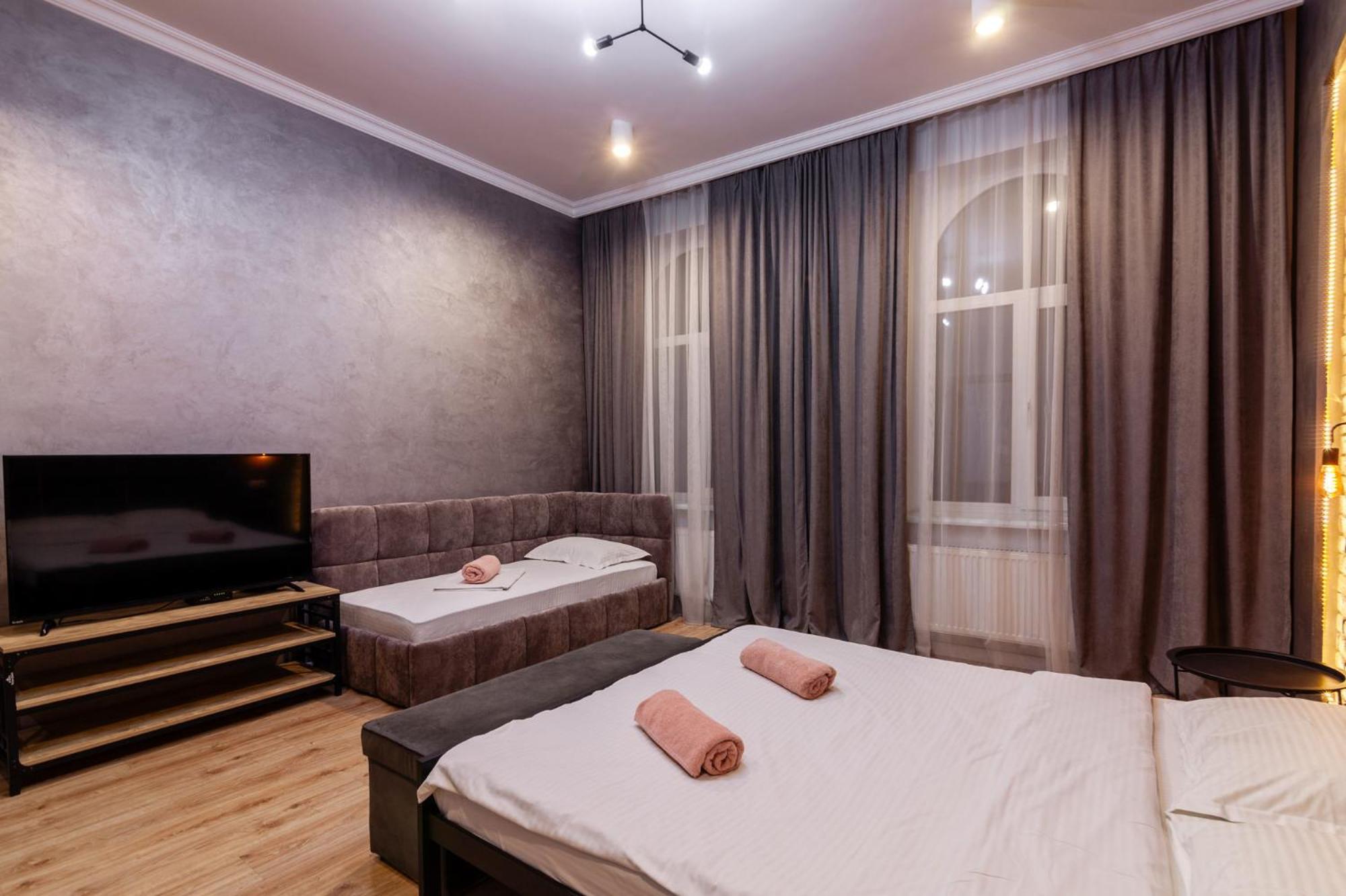 Leogrand Three Bedrooms Vip Apartments On Kniazia Romana 12 Лвив Екстериор снимка